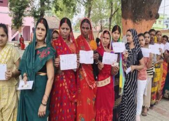 8 राज्यों की 57 सीटों पर दोपहर 1 बजे तक 40.09% मतदान