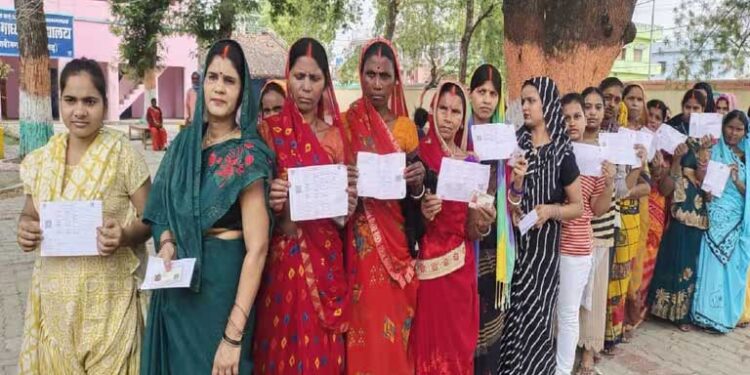 8 राज्यों की 57 सीटों पर दोपहर 1 बजे तक 40.09% मतदान