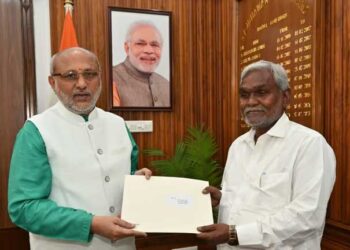 झारखंड के सीएम चंपई सोरेन ने राज्यपाल को सौंपा इस्तीफा