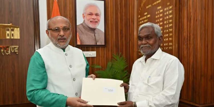 झारखंड के सीएम चंपई सोरेन ने राज्यपाल को सौंपा इस्तीफा