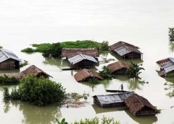 असम में बाढ़ का कहर!  कई इलाके पानी में डूबे