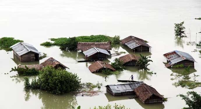 असम में बाढ़ का कहर!  कई इलाके पानी में डूबे