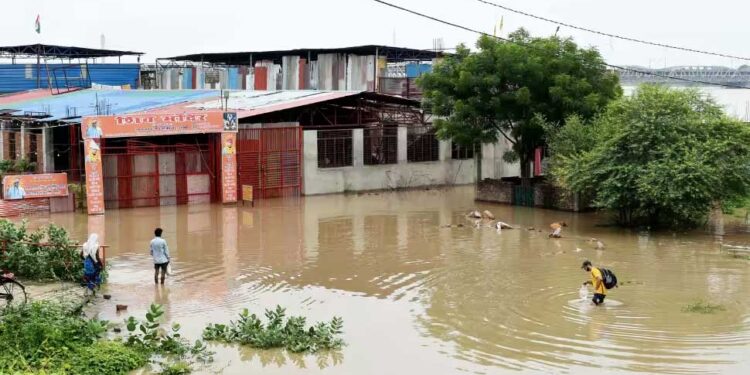 उत्तर प्रदेश के 16 जिलों में बाढ़ का कहर