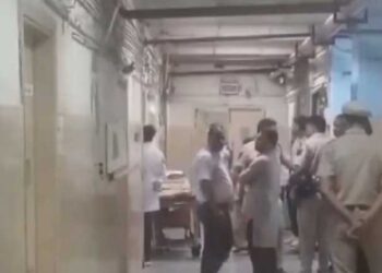 दिल्ली के जीटीबी अस्पताल के वार्ड में एक व्यक्ति की गोली मारकर हत्या