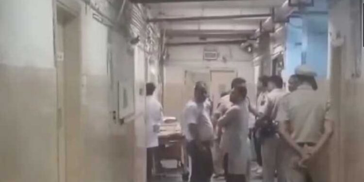 दिल्ली के जीटीबी अस्पताल के वार्ड में एक व्यक्ति की गोली मारकर हत्या