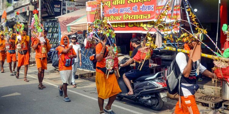 यूपी के अलीगढ़ में हिंदू संगठनों ने दुकानों पर लगाई नेमप्लेट