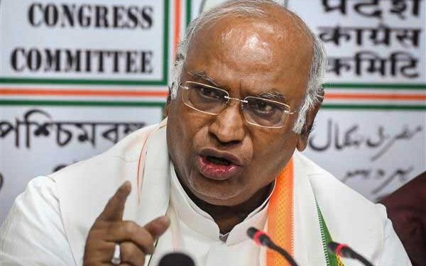 दिल्ली कोचिंग हादसे पर कांग्रेस अध्यक्ष खड़गे ने जताया दुख