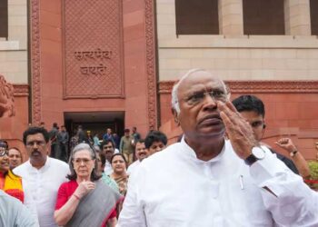 राज्यसभा में PM के संबोधन के बीच विपक्ष का वॉकआउट