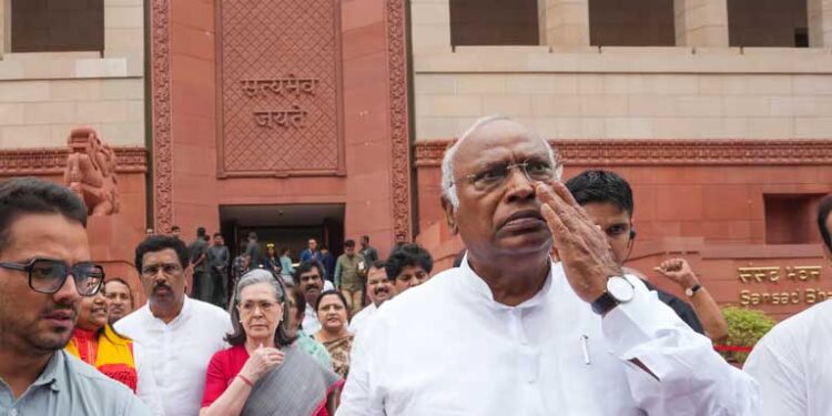 राज्यसभा में PM के संबोधन के बीच विपक्ष का वॉकआउट