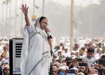 नीति आयोग की बैठक बीच में ही छोड़कर निकलीं सीएम ममता