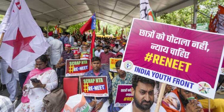 NEET-UG पेपर लीक मामला: मास्टरमाइंड और 2 MBBS छात्र गिरफ्तार