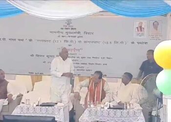 नीतीश ने निजी कंपनी के अधिकारी को पैर छूने की पेशकश कर शर्मिंदा किया