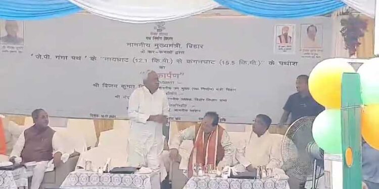 नीतीश ने निजी कंपनी के अधिकारी को पैर छूने की पेशकश कर शर्मिंदा किया