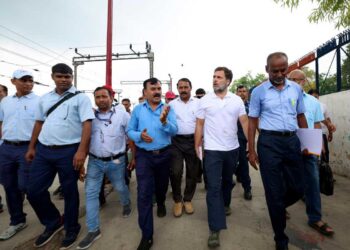 नई दिल्ली रेलवे स्टेशन पहुंचे राहुल गांधी, लोको पायलटों से की मुलाकात