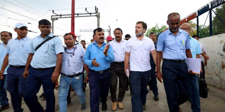 नई दिल्ली रेलवे स्टेशन पहुंचे राहुल गांधी, लोको पायलटों से की मुलाकात