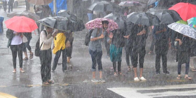 दिल्ली में मूसलाधार बारिश से मकान गिरा