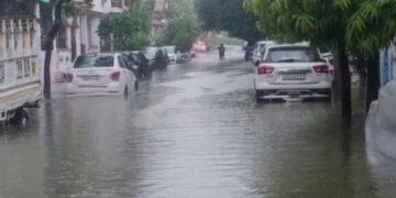लखनऊ में भारी बारिश से बढ़ी मुश्किलें