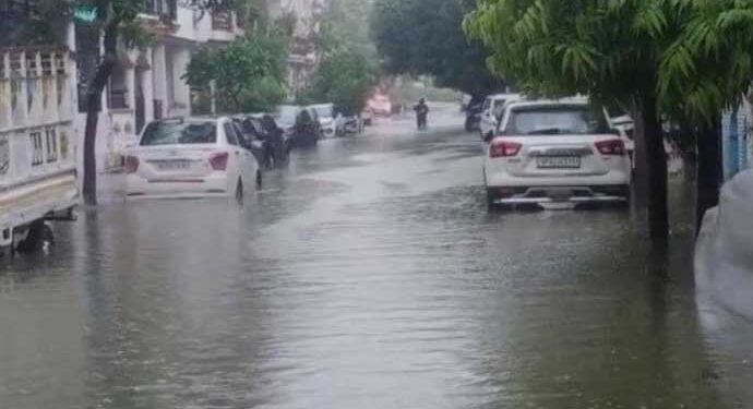 लखनऊ में भारी बारिश से बढ़ी मुश्किलें
