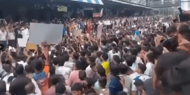 महाराष्ट्र में बदलापुर के स्कूल में बच्चियों के यौन उत्पीड़न पर बवाल