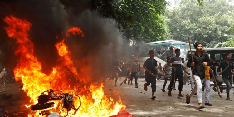 बांग्‍लादेश में हिंसा जारी, भीड़ ने एक होटल को किया आग के हवाले