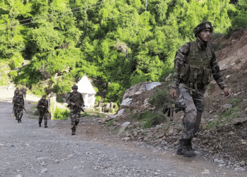 गश्ती दल पर आतंकवादियों द्वारा की गई गोलीबारी में सीआर पी एफ निरीक्षक शहीद