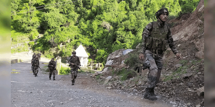 गश्ती दल पर आतंकवादियों द्वारा की गई गोलीबारी में सीआर पी एफ निरीक्षक शहीद