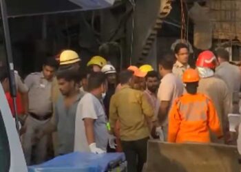 दिल्ली के जहांगीरपुरी में इमारत का हिस्सा ढहा