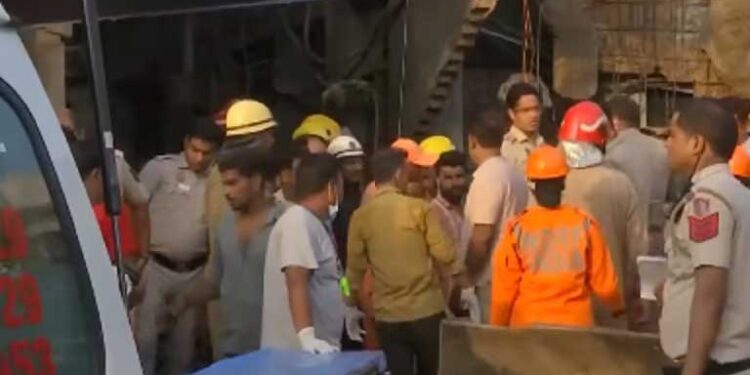 दिल्ली के जहांगीरपुरी में इमारत का हिस्सा ढहा