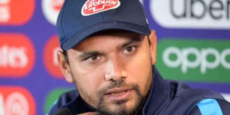 हिंसक प्रदर्शनकारियों ने बांग्लादेश पूर्व कप्तान मशरफे मुर्तजा के घर में आग लगाईं