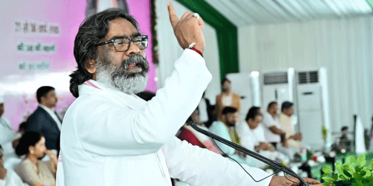 चंपई सोरेन के गढ़ में पहुंचकर गरजे हेमंत सोरेन