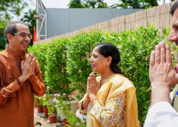 सुनीता केजरीवाल से मिले उद्धव ठाकरे