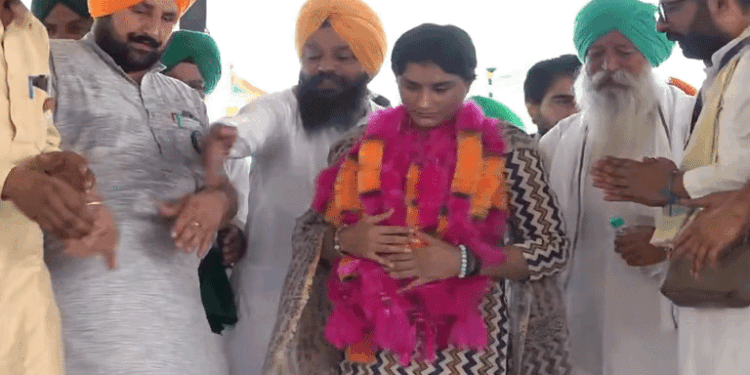 विनेश फोगाट किसानों के आंदोलन स्थल पर पहुंचीं