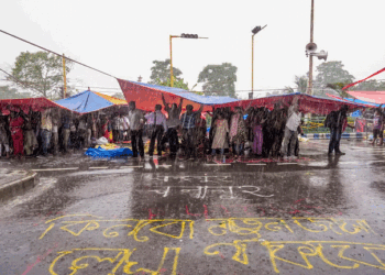 स्वास्थ्य विभाग कार्यालय के बाहर डॉक्टरों का प्रदर्शन जारी