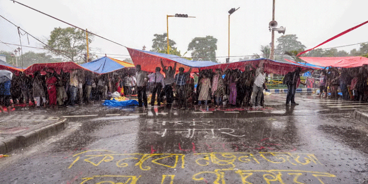 स्वास्थ्य विभाग कार्यालय के बाहर डॉक्टरों का प्रदर्शन जारी