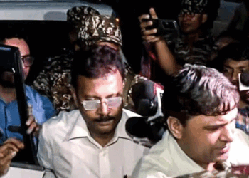 आरजी कर मेडिकल कॉलेज के पूर्व प्रिंसिपल संदीप घोष पर भीड़ का हमला