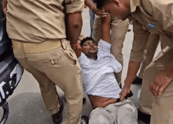 69,000 शिक्षक भर्ती मामले को लेकर प्रदर्शनकारियों ने किया केशव प्रसाद मौर्य के घर का घेराव