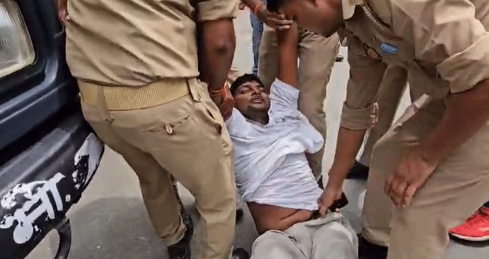 69,000 शिक्षक भर्ती मामले को लेकर प्रदर्शनकारियों ने किया केशव प्रसाद मौर्य के घर का घेराव