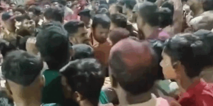 महाराष्ट्र में ठाणे जिले के भिवंडी में गणपति विसर्जन के दौरान पत्थरबाजी