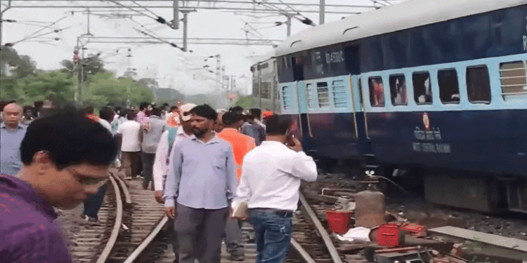 मध्य प्रदेश के जबलपुर में सोमनाथ एक्सप्रेस के दो डिब्बे पटरी से उतरे