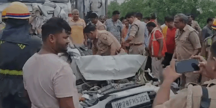कानपुर में भीषण सड़क हादसा, कार सवार पांच लोगों की दर्दनाक मौत