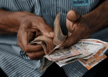 डॉलर के मुकाबले कमजोर हुआ रुपया