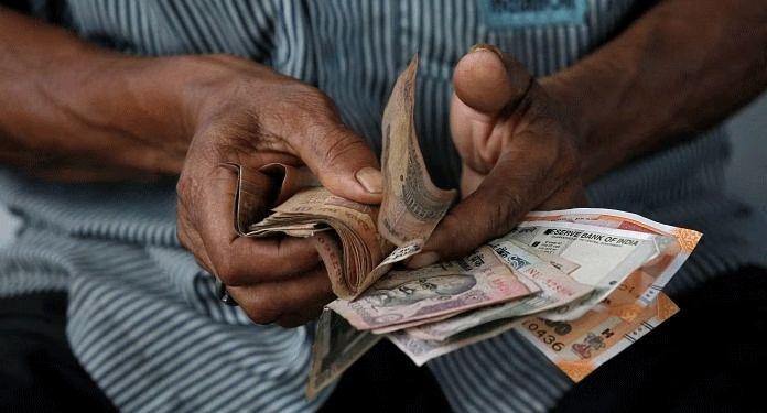 डॉलर के मुकाबले कमजोर हुआ रुपया