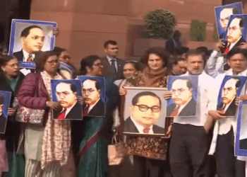 विपक्षी सांसदों का संसद परिसर में गृह मंत्री के खिलाफ प्रदर्शन