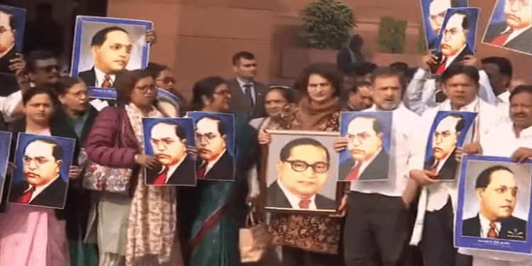 विपक्षी सांसदों का संसद परिसर में गृह मंत्री के खिलाफ प्रदर्शन