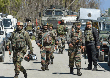 जम्मू-कश्मीर के कुलगाम में सुरक्षाबलों से मुठभेड़ में 5 आतंकी ढेर