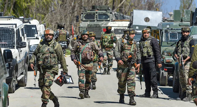 जम्मू-कश्मीर के कुलगाम में सुरक्षाबलों से मुठभेड़ में 5 आतंकी ढेर