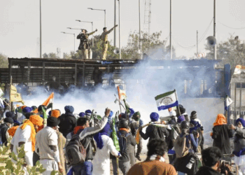 पुलिस से टकराव के बाद फिलहाल किसानों ने रोका ‘दिल्ली चलो’ मार्च