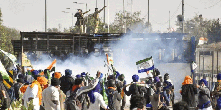 पुलिस से टकराव के बाद फिलहाल किसानों ने रोका ‘दिल्ली चलो’ मार्च