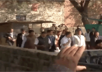 हाथरस में बलात्कार पीड़िता के परिवार से राहुल गांधी की मुलाकात