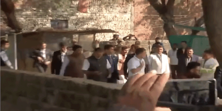 हाथरस में बलात्कार पीड़िता के परिवार से राहुल गांधी की मुलाकात